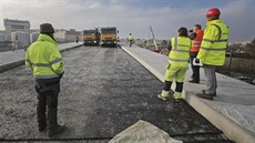 Na most� p�es �elezni�ní tra� musejí t�sn� p�ed otev�ením vym�nit zvln�ný asfalt