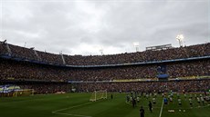 Trénink fotbalist Bocy Juniors zaíná, fanouci na stadionu La Bombonera ped...