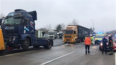Na 26. kilometru dálnice D1 ve smru na Brno se srazily dva kamiony. Z jednoho...