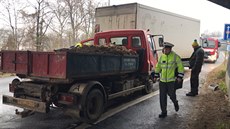 Nehoda dvou nákladních aut komplikuje dopravu na Strakonické v Praze...