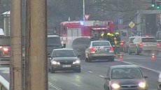 Na Jiráskov most v Praze se ve stedu ráno vznítilo auto (28.11.2018)