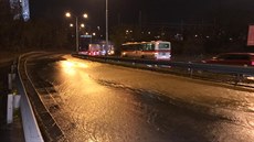 V ulici Skloněná praskl vodovodní řad a voda, která z něj unikla zaplnila ulici...