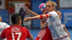 Markéta Jeábková se probíjí chorvatskou obranou na turnaji O tít msta Chebu.