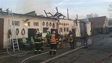 Po�ár stájí v obci Spojil u Pardubic (26.11.2018)