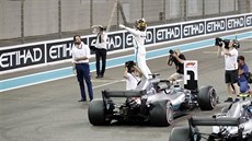 Lewis Hamilton si uívá první místo v kvalifikaci formule 1 v Abú Zabí.