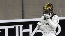 Lewis Hamilton slaví, e ovládl kvalifikaci formule 1 v Abú Zabí.