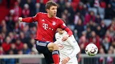 Thomas Müller z Bayernu Mnichov kope do míče.