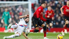 Jesse Lingard z Manchasteru United utíká ped Lukou Miljojeviem z Crystal...