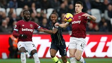 Arthur Masuaku a Declan Rice z West Hamu  dlají potíe Raheemu Sterlingovi z...