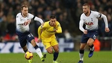 Eden Hazard z Chelsea ve �lutém utíká soupe��m z Tottenhamu Christianem...