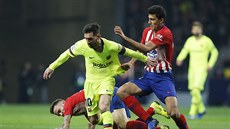 Lionel Messi z Barcelony vede míč kolem protihráčů z Atletica Madrid.