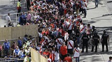 Fanoušky argentinských River Plate hlídá policie.