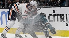 Leon Draisaitl (vlevo) z Edmontonu v souboji s  Loganem Couturem ze San Jose.