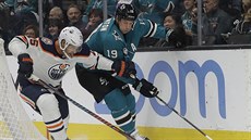 Joe Thornton (vpravo) ze San Jose v souboji o puk s Darnellem Nursem z...