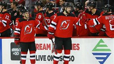 Pavel Zacha (vpravo) z New Jersey se raduje se spoluhrá�i na st�ída�ce z gólu v...