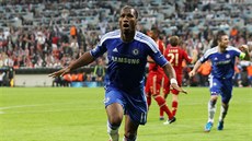 Didier Drogba v dresu Chelsea slaví gól ve finále Ligy mistrů 2012 s Bayernem...