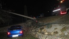 �idi� vylet�l v zatá�ce ze silnice a narazil do sloupu elektrického vedení....