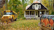 Podzimní Nová Anglie vám uaruje nádhern barevnou krajinou i devnými domky.