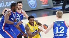 Kendrick Ray (ve lutém) z Maccabi Tel Aviv útoí na ko Anadolu Efes Istanbul...