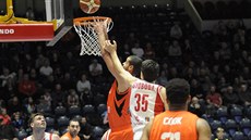 Pardubický basketbalista Michal Svoboda se snaí zabránit koi v zápase s Ness...