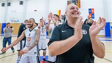 Královéhradetí basketbalisté a jejich trenér Lubomír Peterka (vpravo) oslavují...