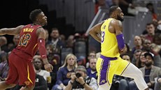 LeBron James (vpravo) z LA Lakers uniká Davidu Nwabovi z Clevelandu.