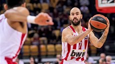 Vassilis Spanulis z Olympiakosu Pireus v duelu s Realem Madrid.