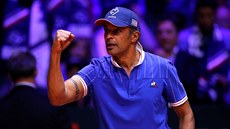 Francouzský kapitán Yannick Noah se raduje bhem finále Davis Cupu.