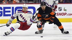 Travis Konecny (v erném) z Philadelphie a Lias Andersson z NY Rangers v...