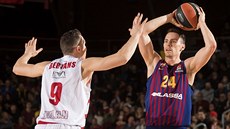 Kyle Kuric (vpravo) z Barcelony bránný Dairisem Bertansem z Milána.