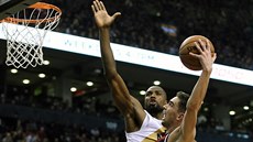 Tomá� Satoranský (vpravo) z Washingtonu zakon�uje kolem Serge Ibaky z Toronta.