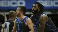 DeAndre Jordan (vpravo) oslavuje dallaského spoluhrá�e J. J. Bareu za trojku...