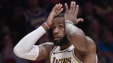 LeBron James z LA Lakers se diví, jak mu mohl být odpískán faul.