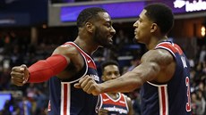 John Wall (vlevo) a Bradley Beal z Washingtonu slaví v zápase s Houstonem.