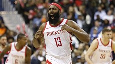 James Harden z Houstonu slaví trefu proti Washingtonu.