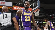 LeBron James z LA Lakers reaguje na svůj koš, v Denveru takových šancí moc...