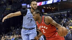Kawhi Leonard (2) z Toronta uniká kolem Kyla Andersona (1) z Memphisu.