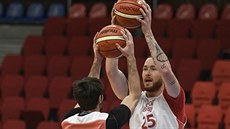 imon Purl na tréninku eské basketbalové reprezentace