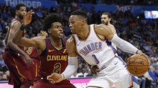Russell Westbrook (vpravo) z Oklahoma City se tla�í kolem Collina Sextona z...