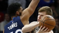 Davis Bertans (vpravo) ze San Antonia se tlaí kolem Karla-Anthonyho Townse z...