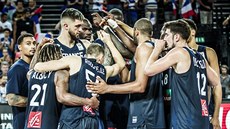 Francouzští basketbalisté oslavují triumf nad Finskem.