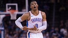 Russell Westbrook z Oklahoma City oslavuje b�hem zápasu s Clevelandem.
