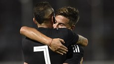 Paulo Dybala z Argentiny (vpravo) slaví se spoluhrá�em Robertem Pereyrou svou...