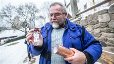 Fará� Josef Suchár ukazuje p�edm�ty, které budou ulo�eny ve schránkách bání,...