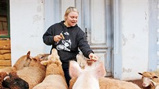 Hana Klvanová s man�elem chová na statku pod Zvi�inou na �ty�icet zví�at.