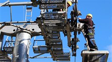 Pracovníci opravují kabinkovou lanovku na Snku po sezon.