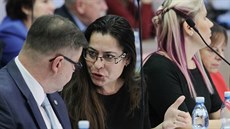 Ustavující zasedání v Most�, uprost�ed zastupitelka Berenika Pe�tová