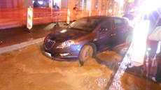 Auto uvázlé v ústecké Masarykov ulici v erstvé betonové smsi.