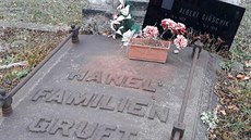 Osud starých vesměs německých hrobů, o něž se nikdo nestará, na hřbitově v...