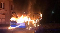 Požár autobusu u Dolních Mikulášovic
